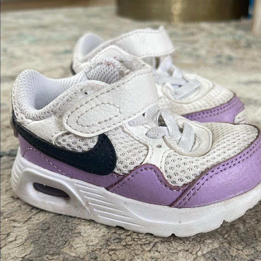 Nike White and Purple Air Max Sneakers with Cushioning
